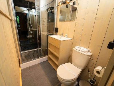 vallicella-glamping-resort-glamping-tent-safari-tent-interior-bathroom