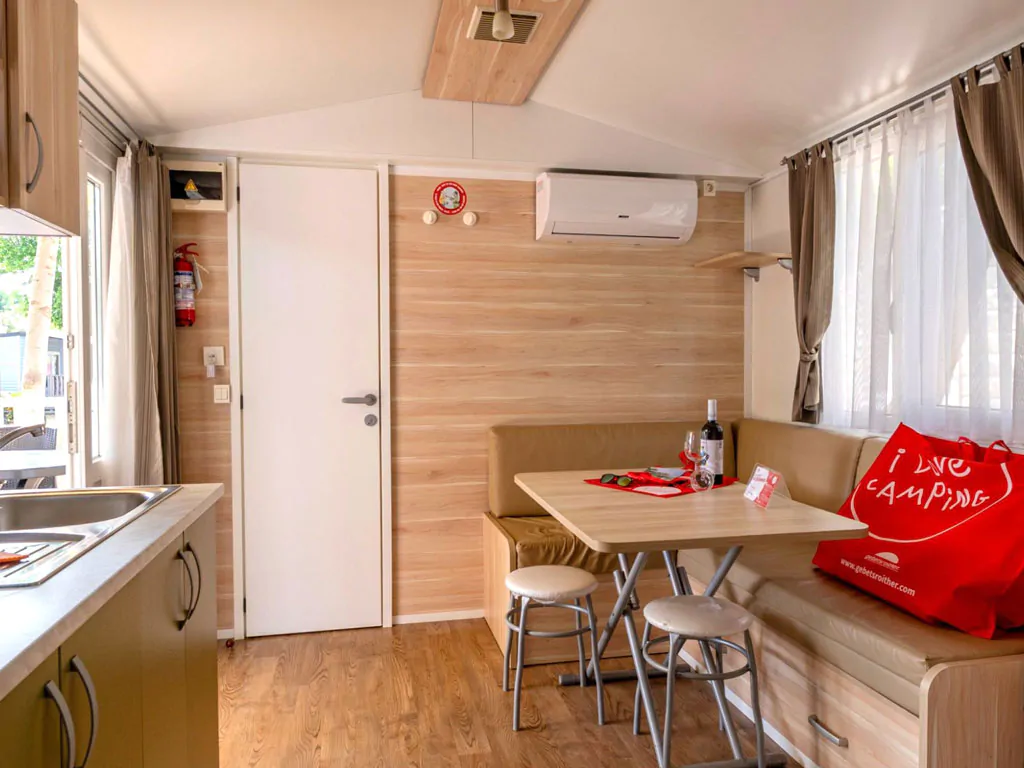 camping-bella-sardinia-mobile-home-klassik-a-interior-livingroom