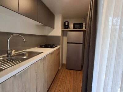 camping-mare-e-pineta-mobile-home-premium-la-interior-kitchen