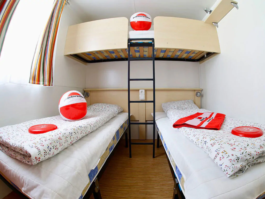 camping-rosapineta-mobile-home-klassik-f-interior-bedroom-bunkbed