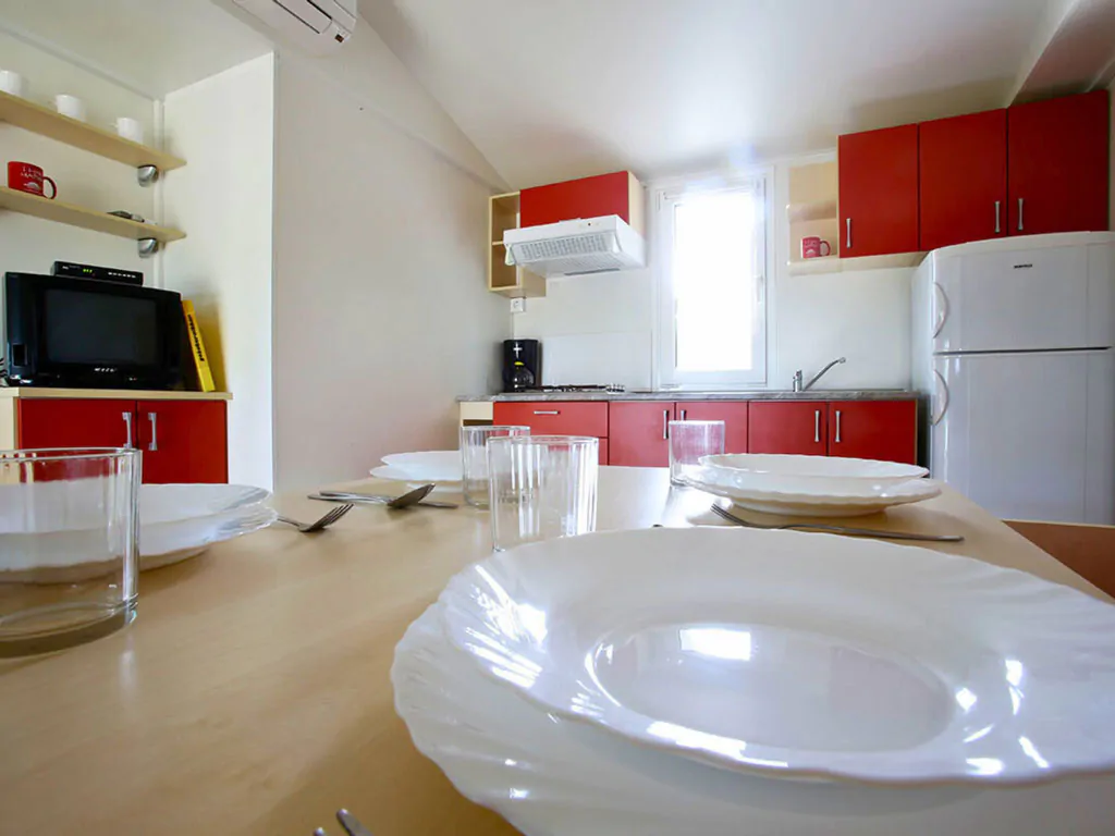 camping-rosapineta-mobile-home-klassik-f-interior-livingroom-kitchen