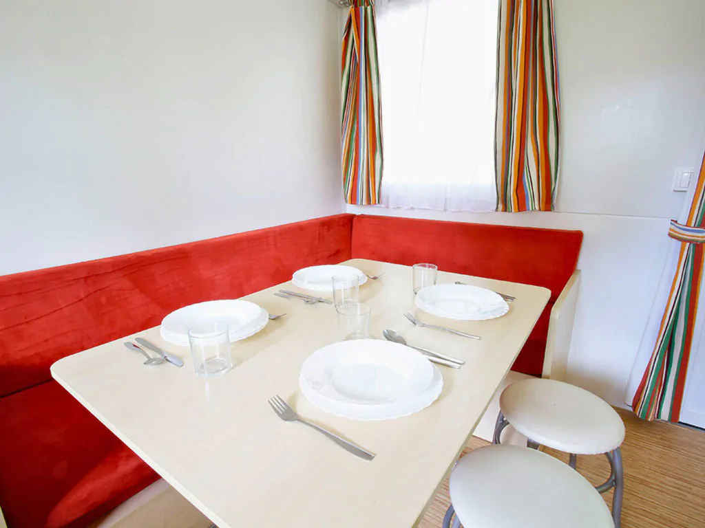 camping-rosapineta-mobile-home-klassik-f-interior-livingroom-table