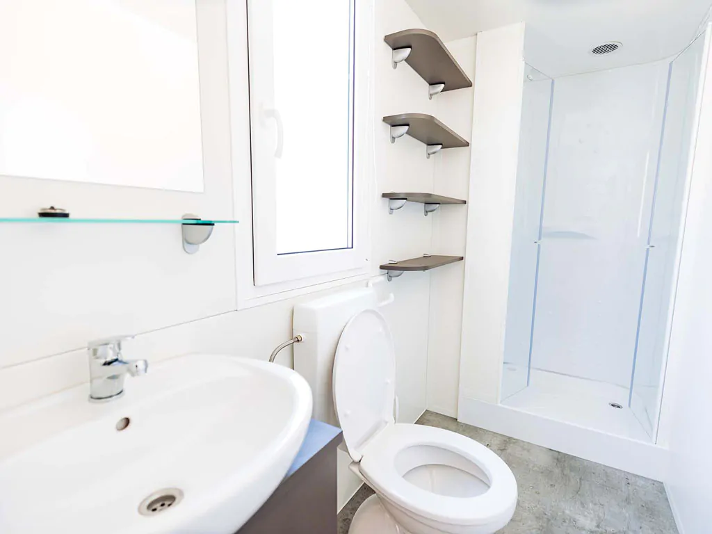 hu-park-albatros-village-mobile-home-premium-a-plus-interior-bathroom