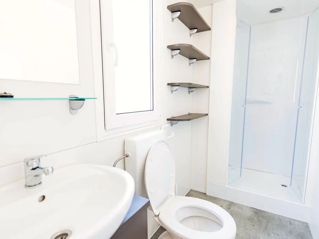 italy-camping-village-mobile-home-premium-a-plus-interior-bathroom