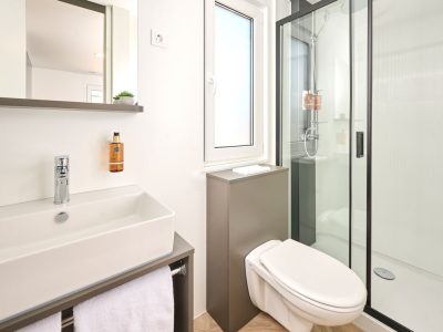 aminess-atea-camping-resort-luxury-glamping-villa-pool-view-interior-bathroom-4
