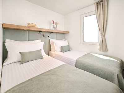 aminess-atea-camping-resort-luxury-glamping-villa-pool-view-interior-bedroom-single-beds-4