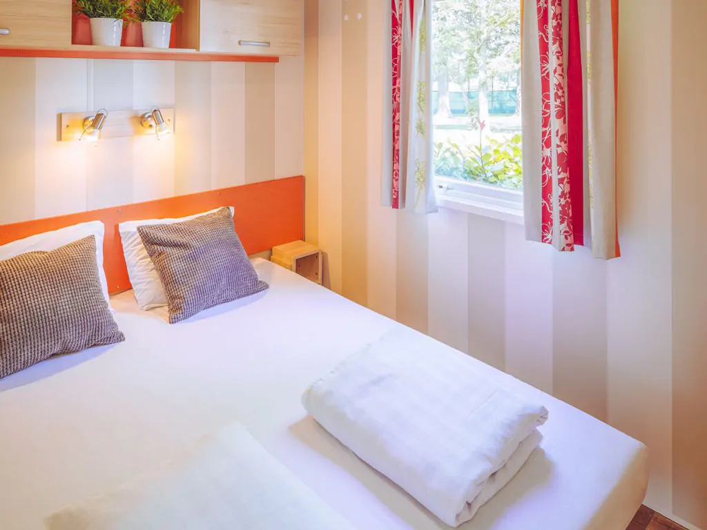 camping-klenovica-premium-interior-double-bed