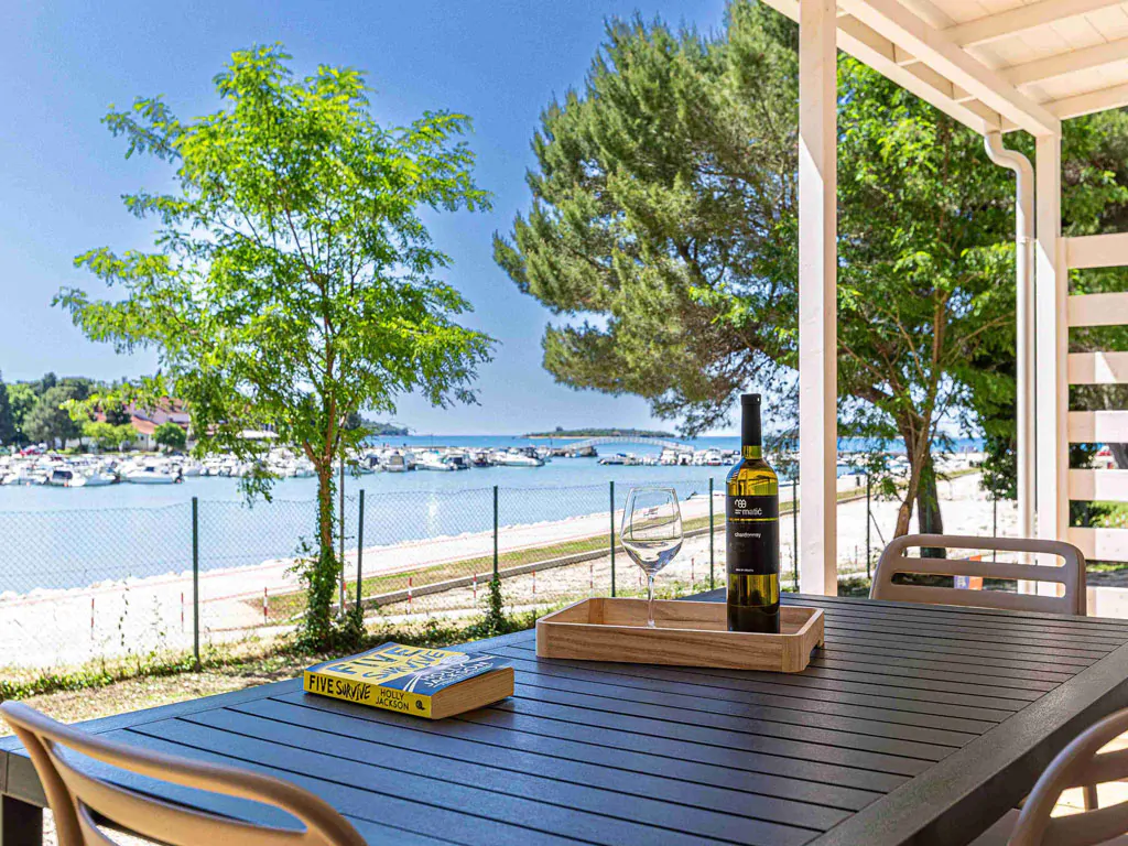 campsite-bivilage-mobile-home-lodge-prestige-laguna-exterior-terrace-view