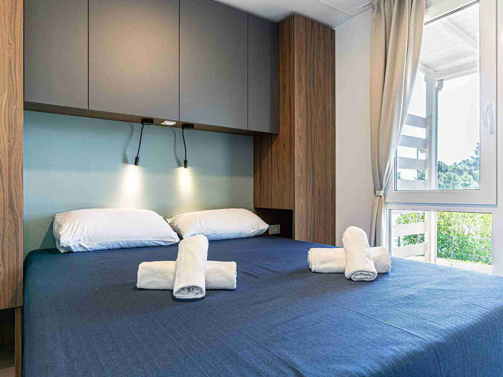 campsite-bivilage-mobile-home-lodge-prestige-laguna-interio-bedroom-double-bed