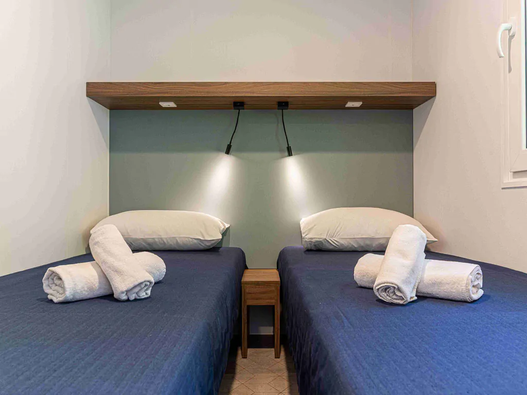 campsite-bivilage-mobile-home-lodge-prestige-laguna-interio-bedroom-single-beds
