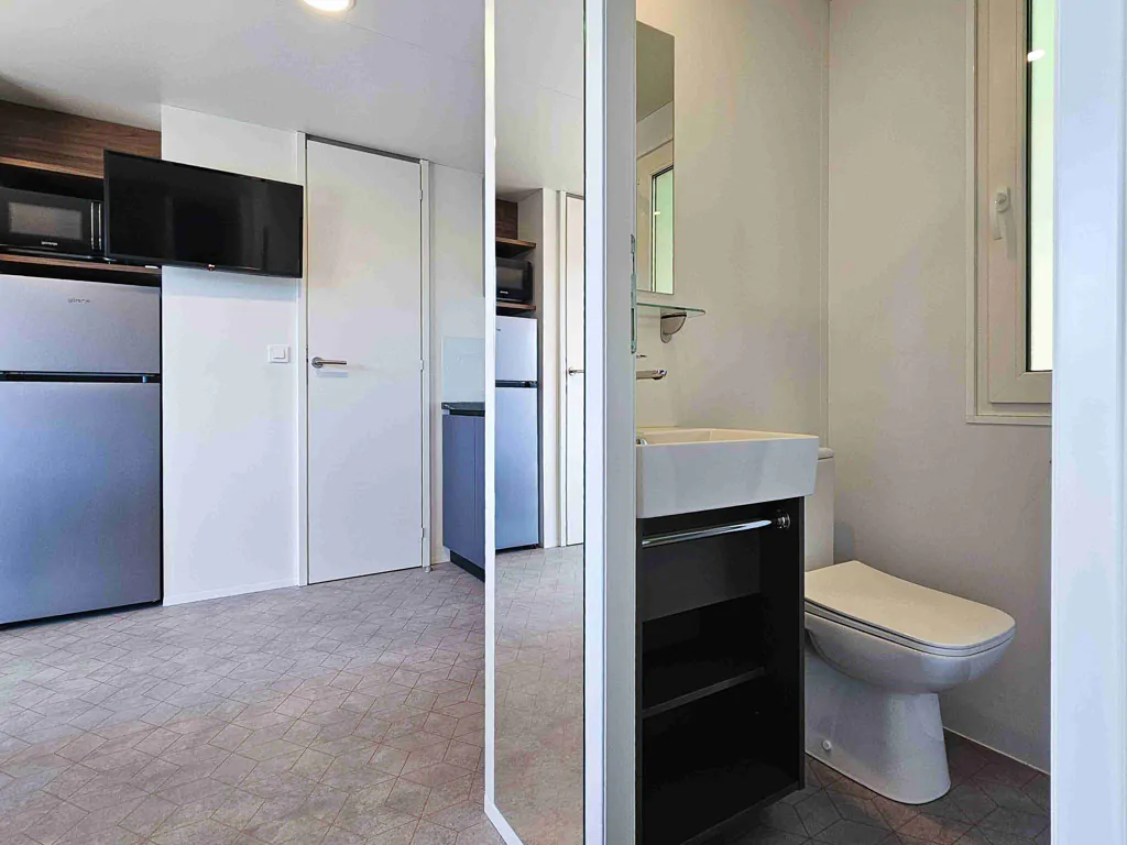 campsite-bivilage-mobile-home-lodge-prestige-laguna-interior-bathroom-and-kitchen