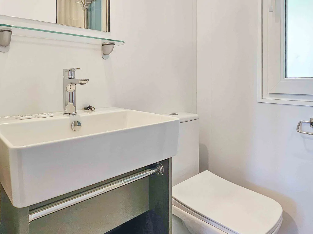 campsite-bivilage-mobile-home-lodge-prestige-laguna-interior-bathroom-sink
