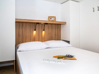 campsite-galeb-mobile-home-adria-superior-whirpool-interior-bedroom-double-bed