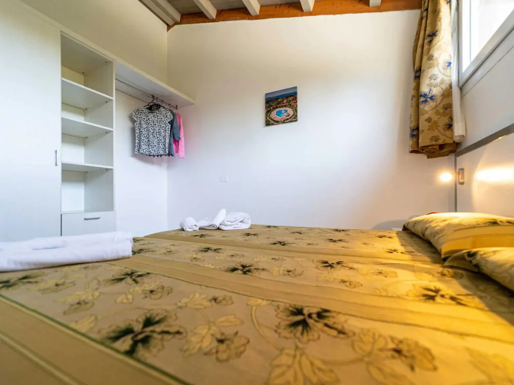 centro-vacanze-villaggio-san-francesco-mobile-home-holiday-home-6-interior-bedroom-double-bed