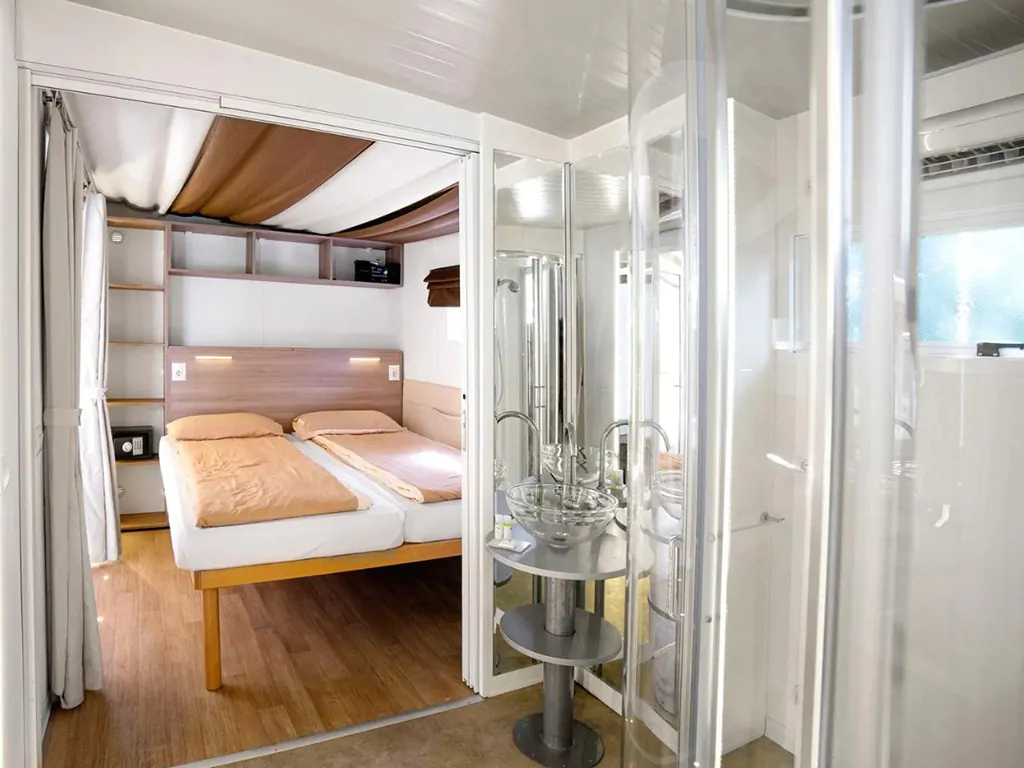 vallicella-glamping-resort-cottage-clever-interior-bedroom-double-bed