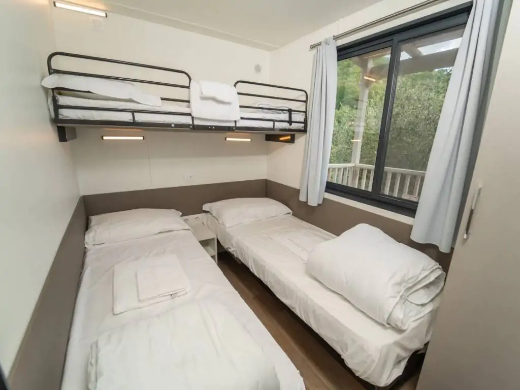 vallicella-glamping-resort-cottage-next-l-bedroom-with-single-bed-bunk-bed