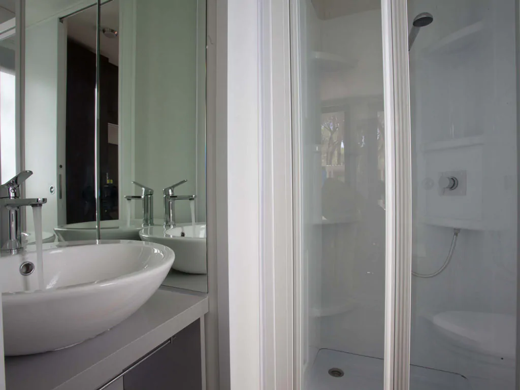 camping-village-baia-blu-la-tortuga-mobile-home-baia-elite-interior-bathroom