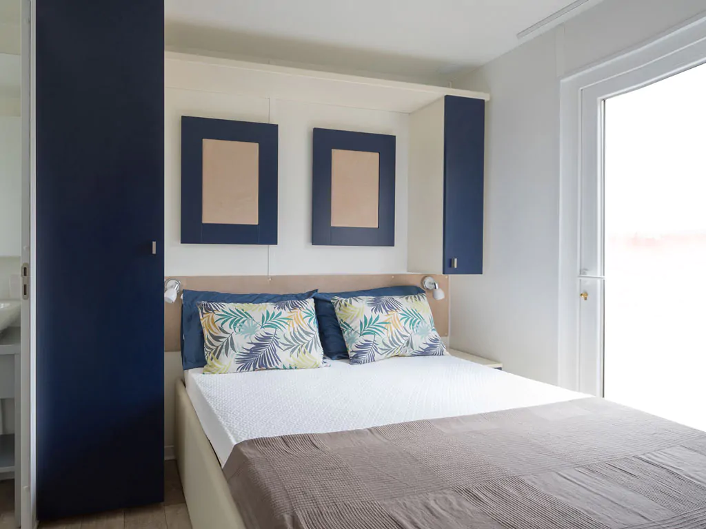 camping-village-baia-blu-la-tortuga-mobile-home-baia-elite-interior-bedroom-double-bed