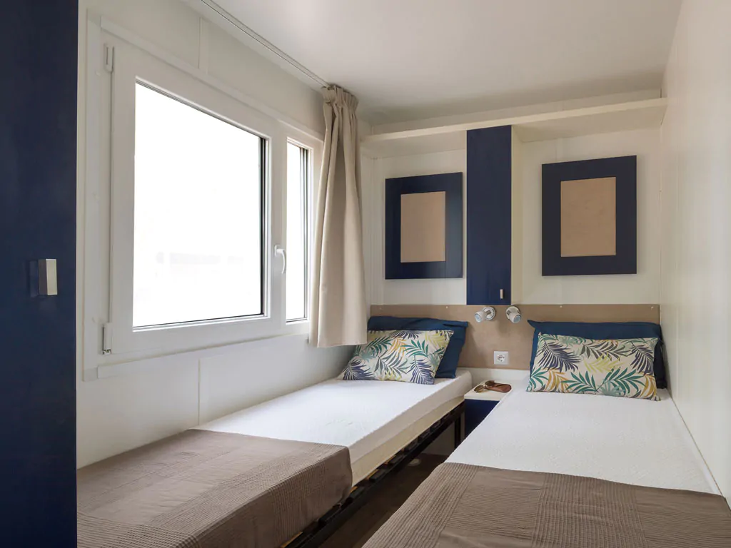 camping-village-baia-blu-la-tortuga-mobile-home-baia-elite-interior-bedroom-single-beds
