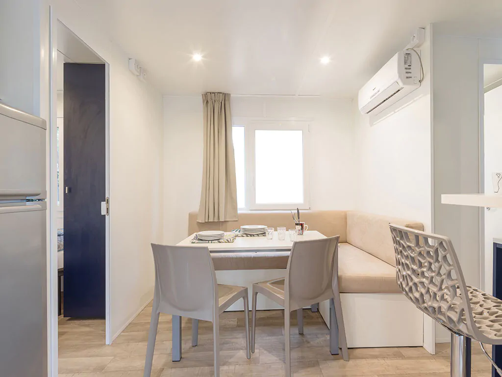 camping-village-baia-blu-la-tortuga-mobile-home-baia-elite-interior-dining-area