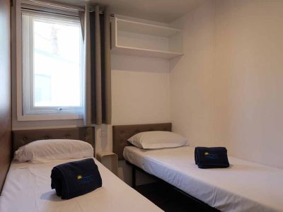 mobile-home-happy-premium-suite-bedroom-single-beds