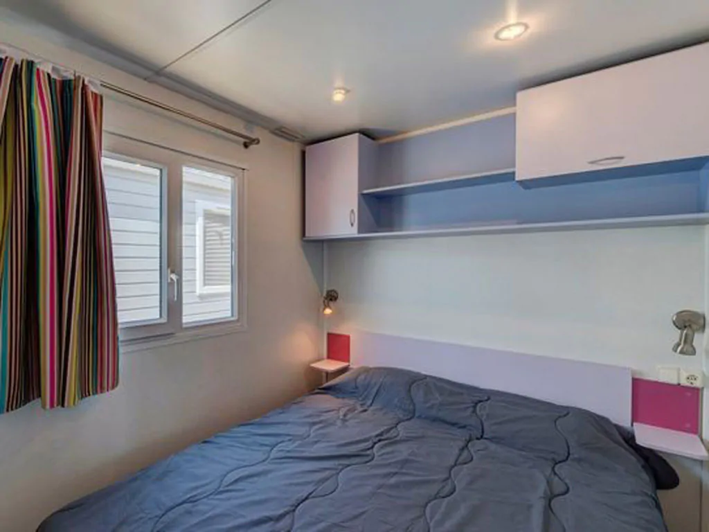 hu-i-pini-village-mobile-home-classic-family-interior-bedroom