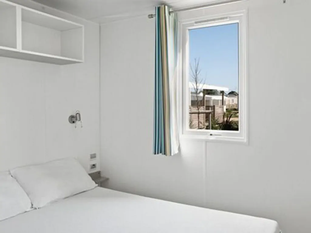 hu-i-pini-village-mobile-home-classic-interior-bedroom-double-bed