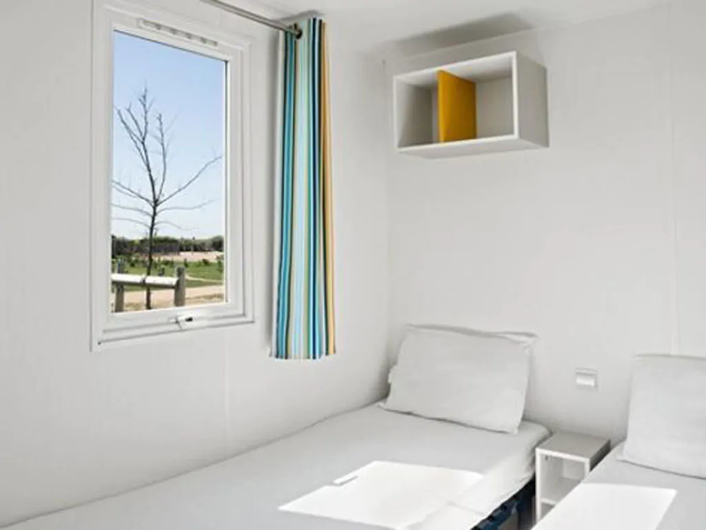 hu-i-pini-village-mobile-home-classic-interior-bedroom-single-beds