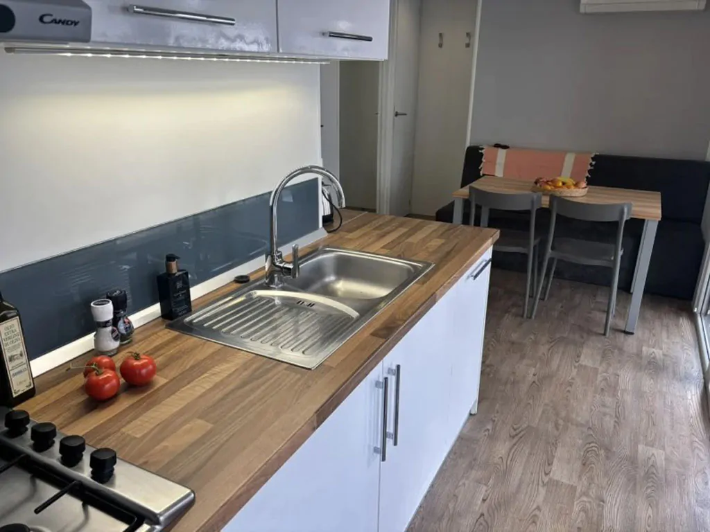 camping-bella-italia-moible-home-bella-family-exterior-kitchen-and-dining-area