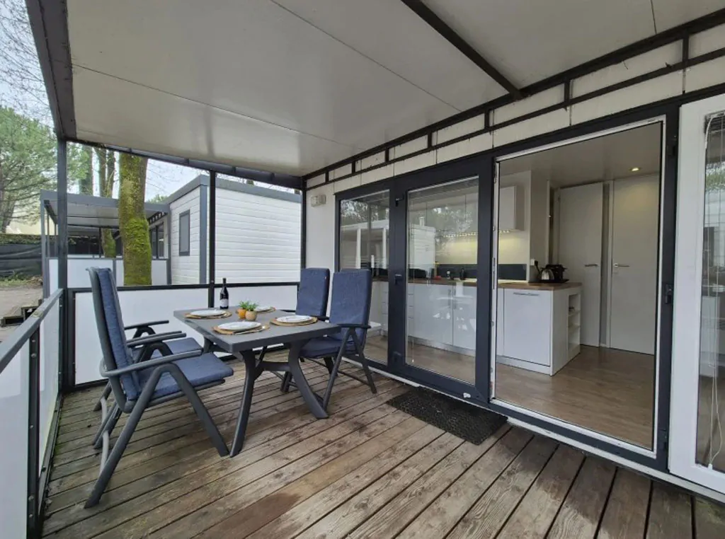 camping-bella-italia-moible-home-bella-family-exterior-terrace-entrance