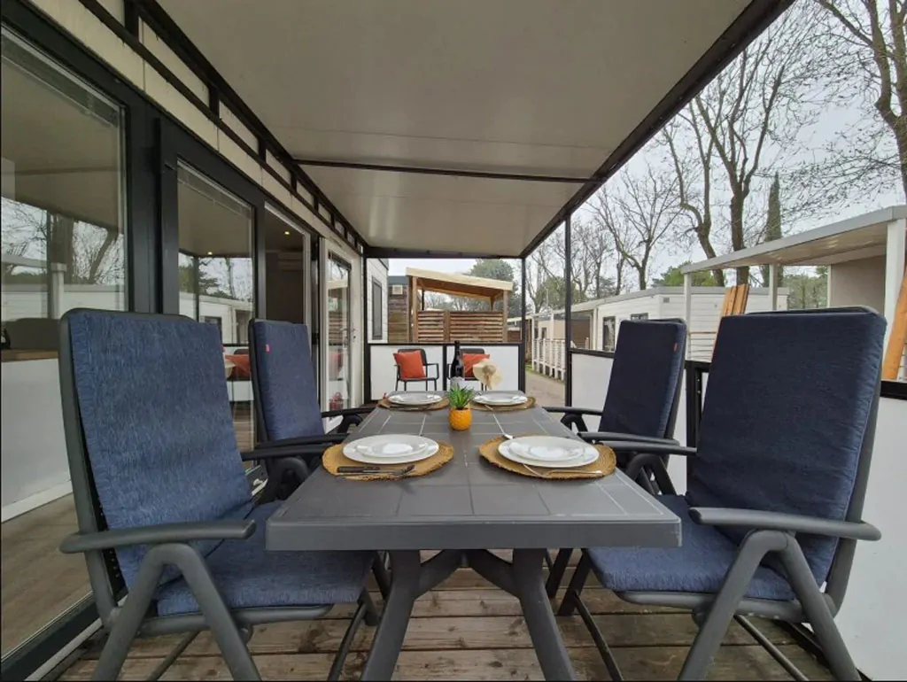 camping-bella-italia-moible-home-bella-family-exterior-terrace