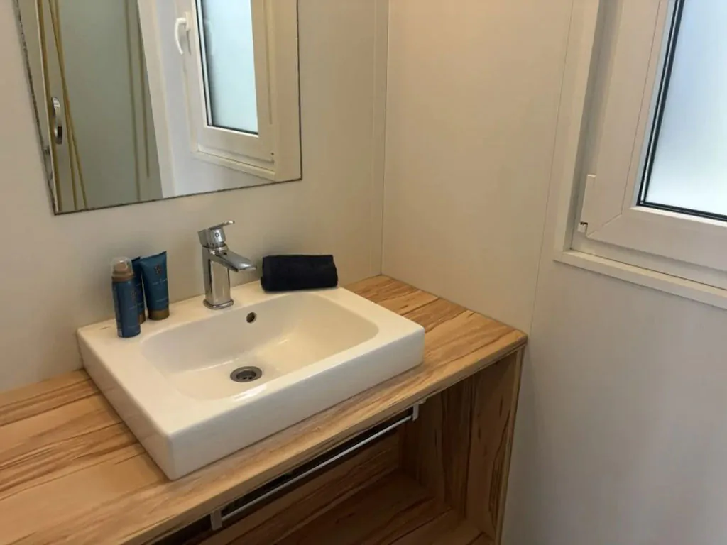 camping-bella-italia-moible-home-bella-family-interior-bathroom