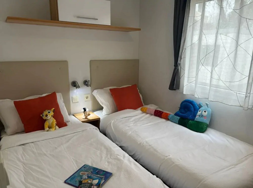 camping-bella-italia-moible-home-bella-family-interior-bedroom-single-beds