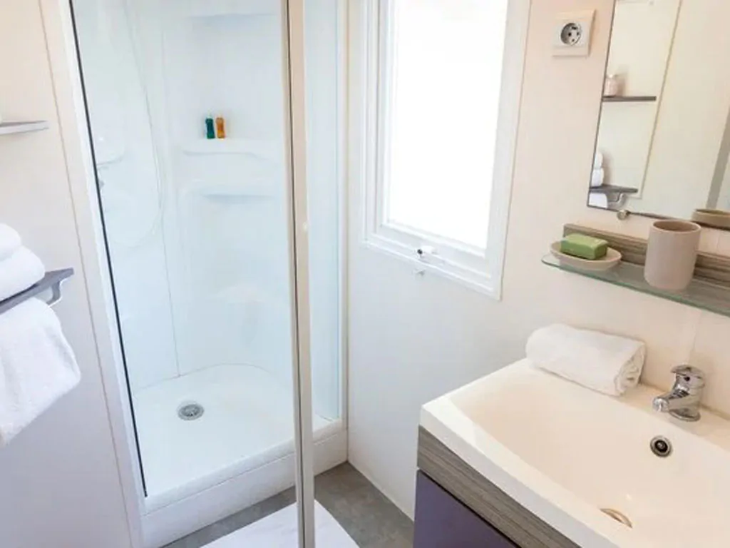 camping-ca-savio-mobile-home-comfort-for-6-persons-interior-bathroom