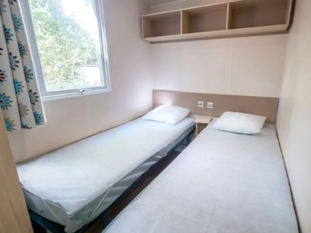 camping-ca-savio-mobile-home-comfort-for-6-persons-interior-bedroom-single-beds