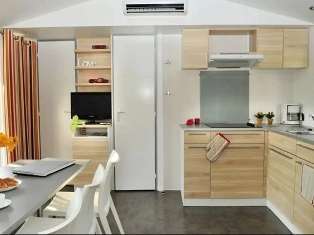 camping-ca-savio-mobile-home-comfort-for-6-persons-interior-kitchen