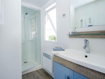 camping-rosapineta-mobile-home-comfort-interior-bathroom