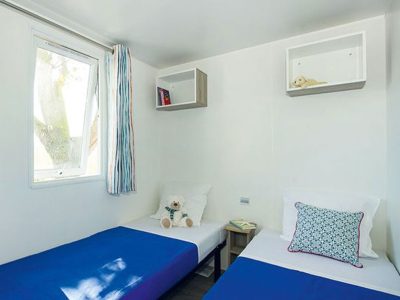 camping-rosapineta-mobile-home-comfort-interior-bedroom-single-beds