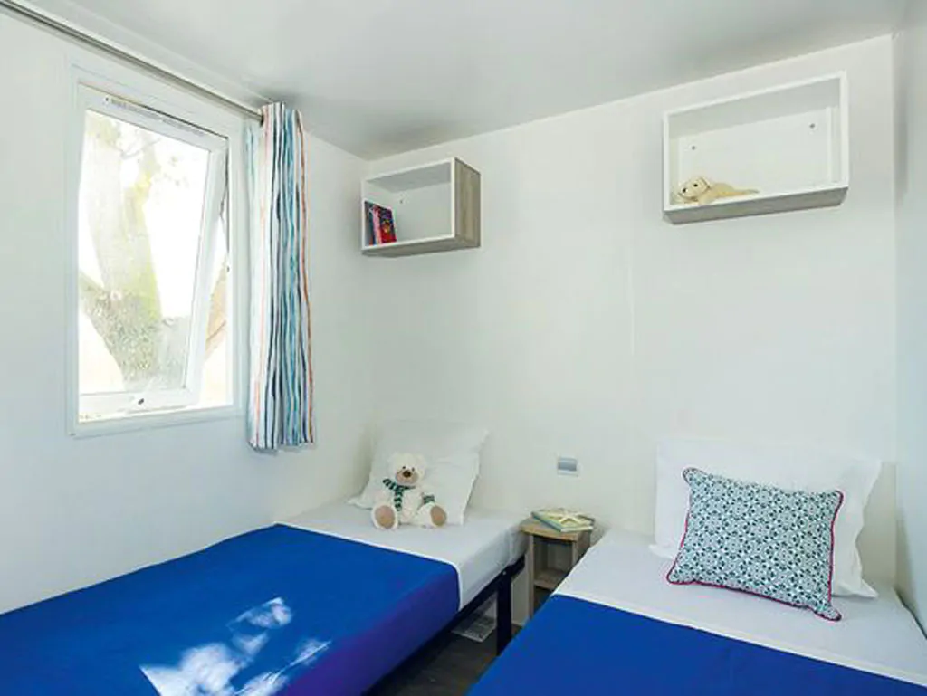 camping-rosapineta-mobile-home-comfort-interior-bedroom-single-beds