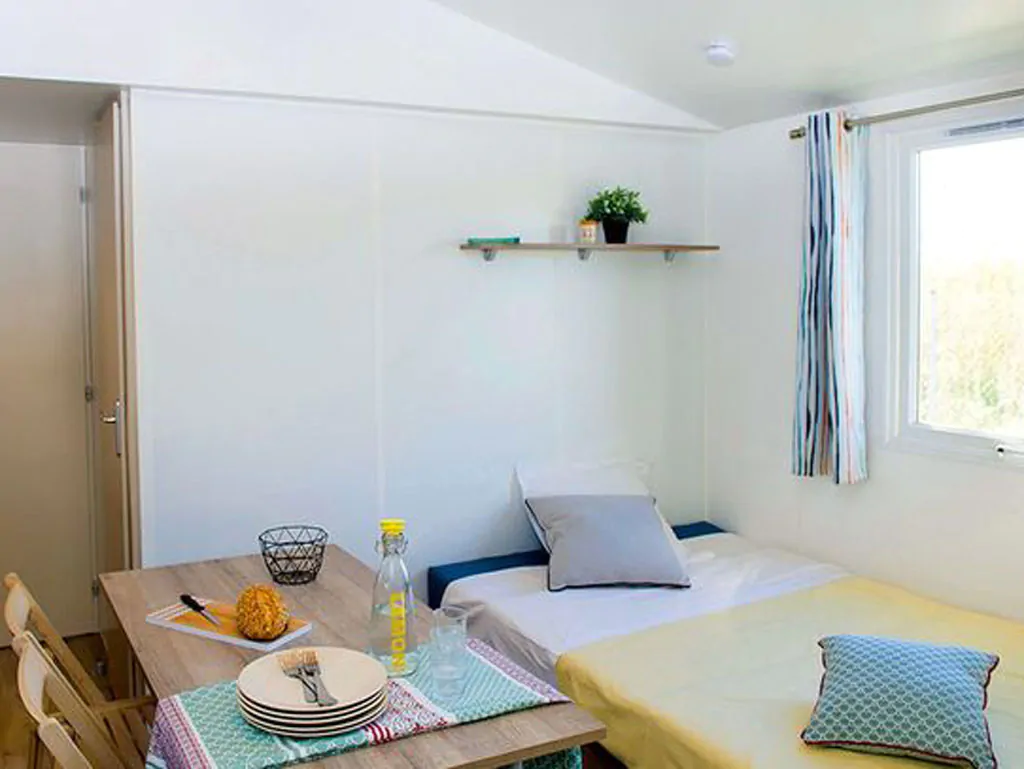 camping-rosapineta-mobile-home-comfort-interior-dining-area-view