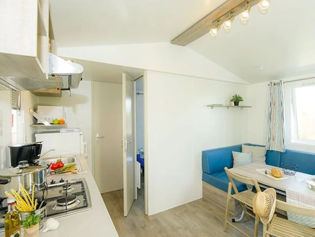camping-rosapineta-mobile-home-comfort-interior-dining-area