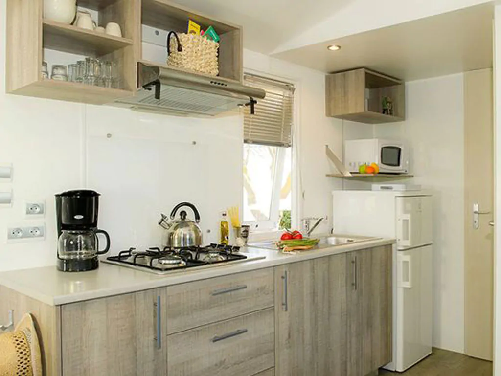 camping-rosapineta-mobile-home-comfort-interior-kitchen