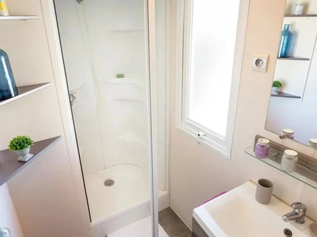 camping-village-portofelice-mobile-home-comfort-interior-bathroom