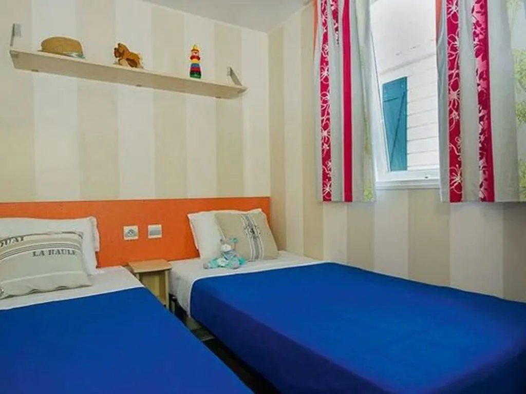 camping-village-portofelice-mobile-home-comfort-interior-bedroom-single-beds-view