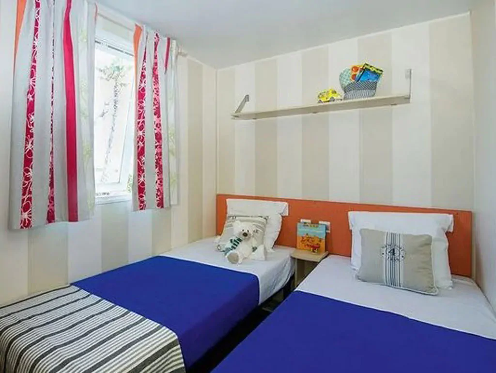 camping-village-portofelice-mobile-home-comfort-interior-bedroom-single-beds