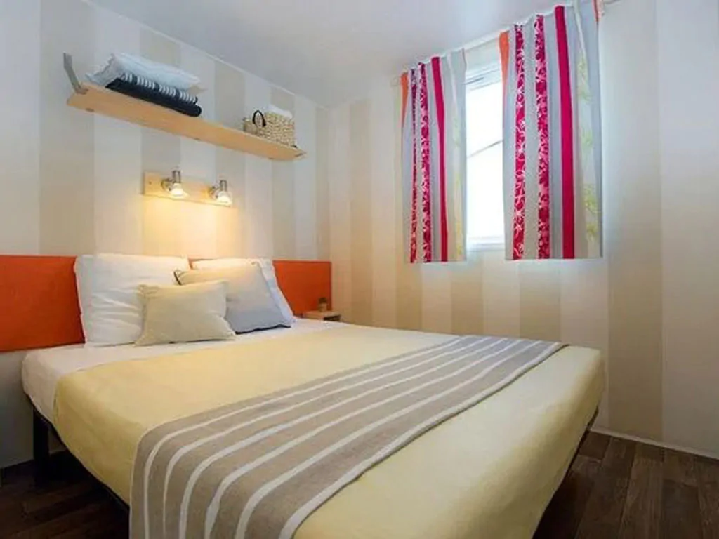 camping-village-portofelice-mobile-home-comfort-interior-bedroom