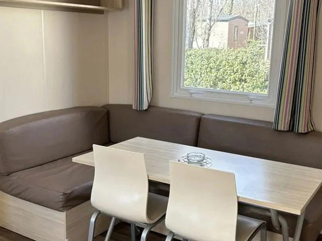 camping-village-portofelice-mobile-home-comfort-interior-dining-area