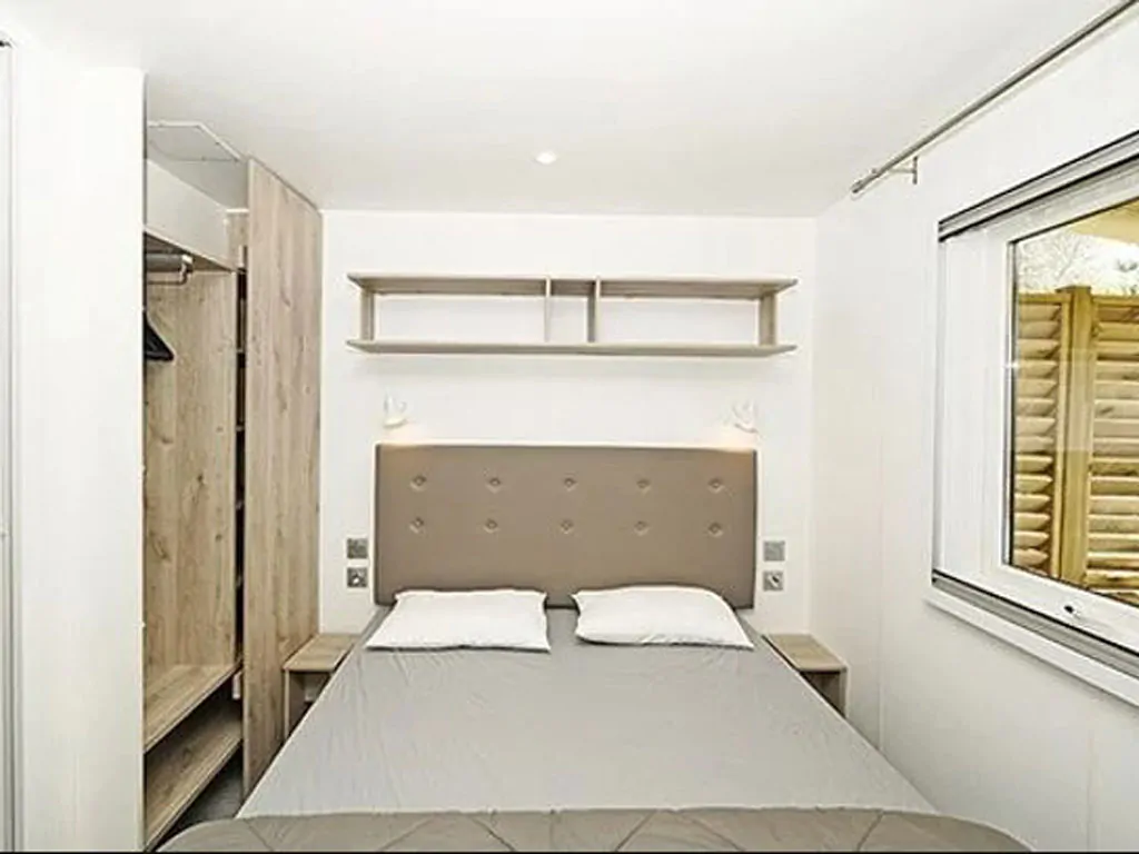 camping-village-portofelice-mobile-home-premium-interior-bedroom-double-bed