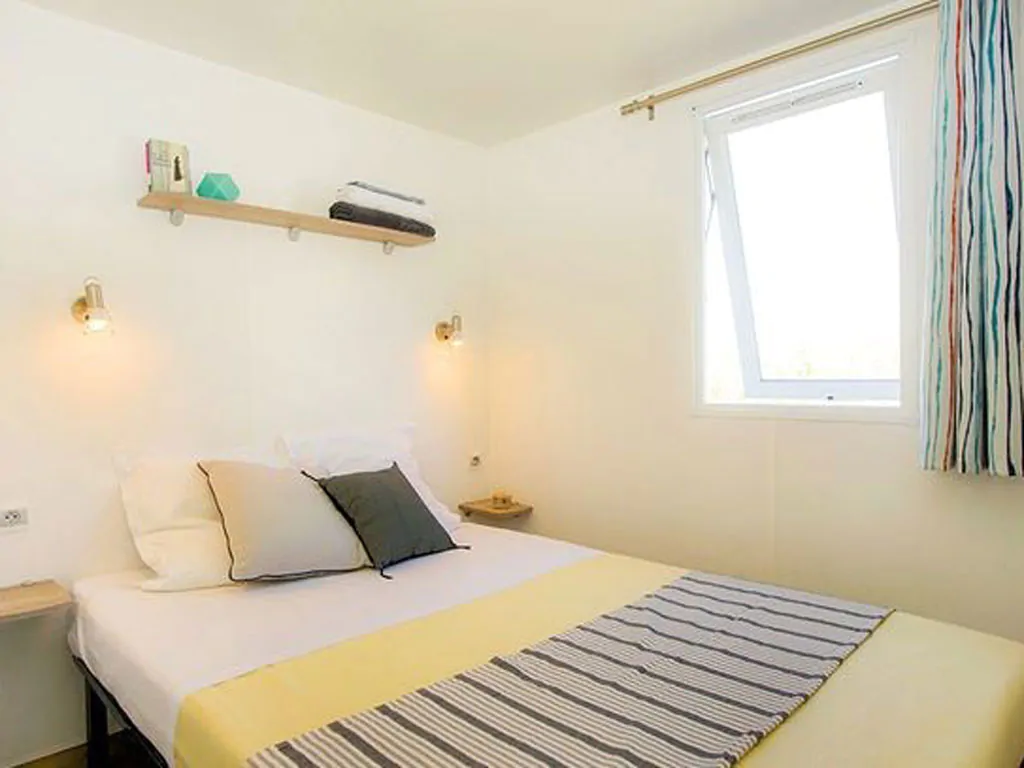 pineta-sul-mare-camping-mobile-home-comfort-42-interior-bedroom-double-bed