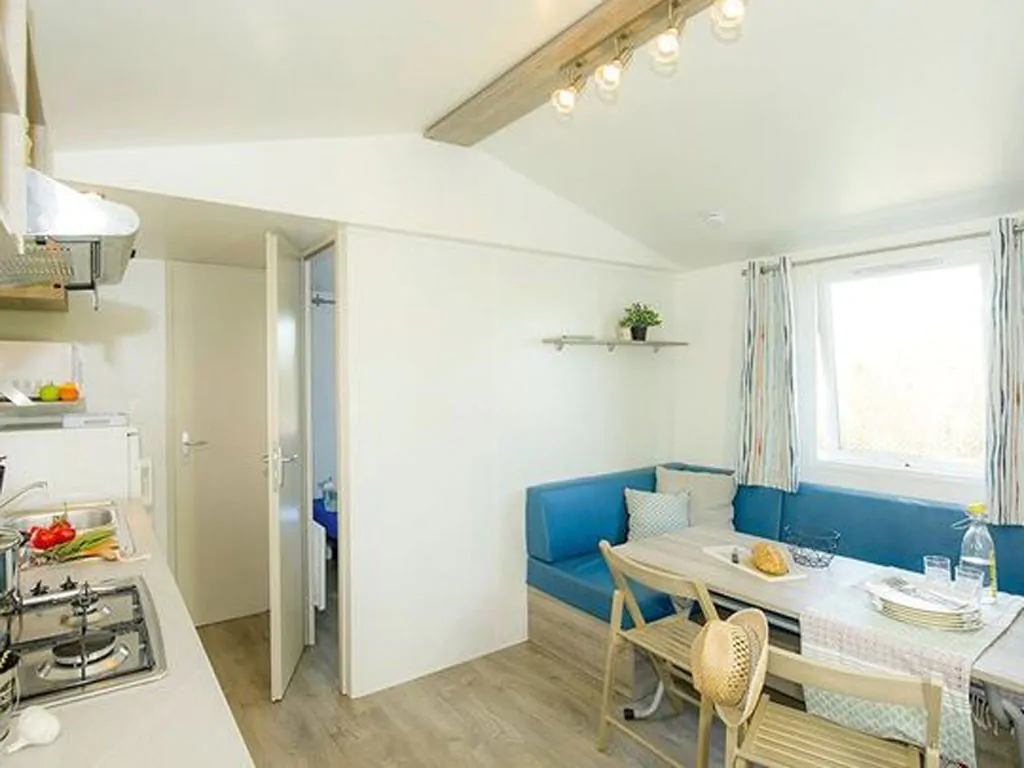 pineta-sul-mare-camping-mobile-home-comfort-42-interior-kitchen-and-living-room